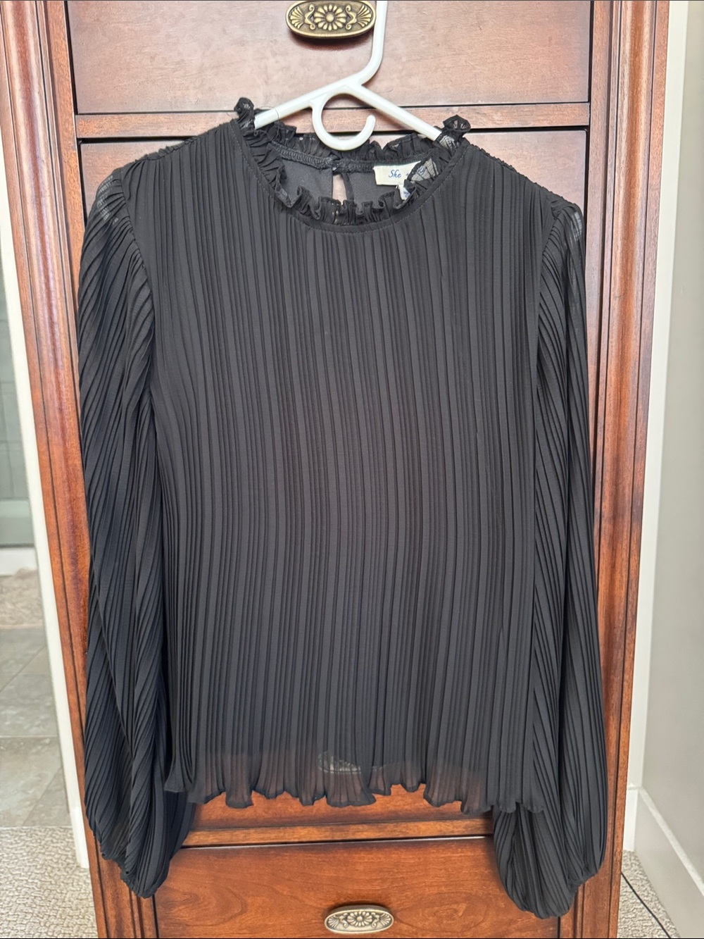 She + Sky black long sleeve pleated blouse size large